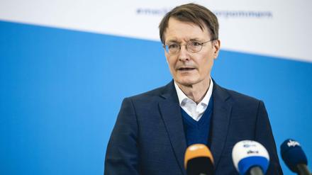 Bundesgesundheitsminister Karl Lauterbach SPD bei einer Pressekonferenz in Schwerin am Montag.