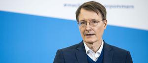 Bundesgesundheitsminister Karl Lauterbach SPD bei einer Pressekonferenz in Schwerin am Montag.
