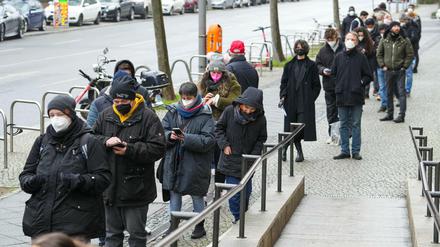 Eine Schlange vor einer landeseigenen Teststelle von 21Dx in Berlin-Steglitz.