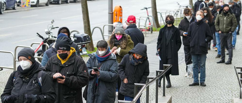 Eine Schlange vor einer landeseigenen Teststelle von 21Dx in Berlin-Steglitz.
