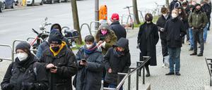 Eine Schlange vor einer landeseigenen Teststelle von 21Dx in Berlin-Steglitz.