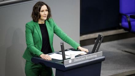 Bundesfamilienministerin Anne Spiegel spricht im Deutschen Bundestag.