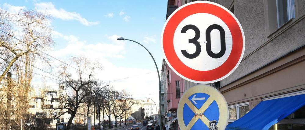 Berlin, der Bereich an der Invalidenstraße, an dem im vergangenen Jahr ein schwerer Unfall mit einem SUV und mehreren Toten passierte.