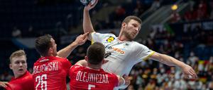 Philipp Weber setzt sich gegen die polnische Abwehr durch. Dennoch ist das deutsche Team kaum eingespielt.