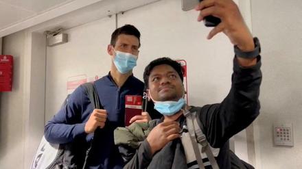 Für ein paar Selfies hatte Djokovic unterwegs noch Zeit.