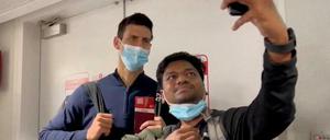 Für ein paar Selfies hatte Djokovic unterwegs noch Zeit.
