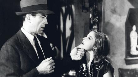 Welches dunkle Geheimnis lauert hinter diesem unschuldigen Gesicht? Humphrey Bogart in der Rolle des Philip Marlowe befragt Martha Vickers.