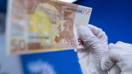 Bei den Ermittlungen geht es um die Herstellung und den Kauf von Falschgeld.