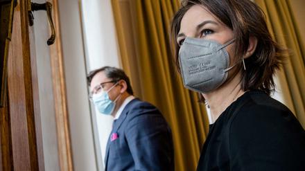 Er will Waffen haben, sie will keine liefern: der Außenminister der Ukraine, Dmytro Kuleba, und Bundesaußenministerin Annalena Baerbock in Kiew. 