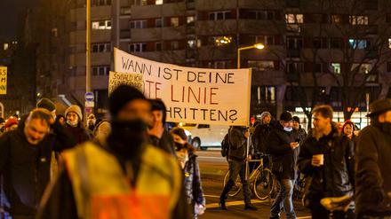 Rote Linien. Demonstranten gegen die Corona-Maßnahmen am Montagabend in Berlin-Mitte.