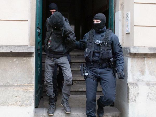 Gefährliche Hetze. Polizisten führen in Dresden einen Mann ab, der über Telegram an der Planung eines Anschlags auf Sachsens Ministerpräsident Michael Kretschmer (CDU) beteiligt gewesen sein soll