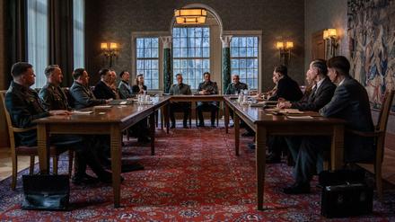 Überzeugte Nazis. Szene aus dem ZDF-Film "Die Wannseekonferenz" mit Philipp Hochmair als Reinhard Heydrich (Mitte).