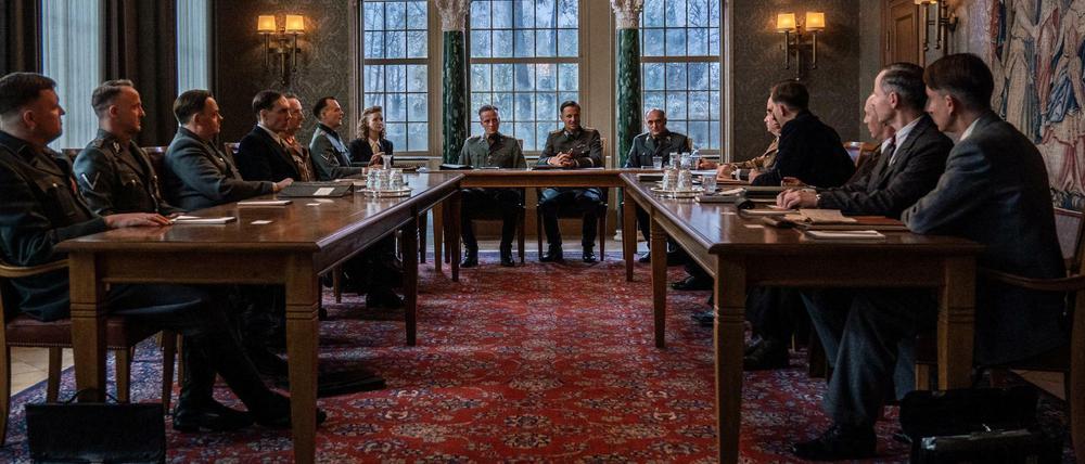 Überzeugte Nazis. Szene aus dem ZDF-Film "Die Wannseekonferenz" mit Philipp Hochmair als Reinhard Heydrich (Mitte).