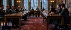 Überzeugte Nazis. Szene aus dem ZDF-Film "Die Wannseekonferenz" mit Philipp Hochmair als Reinhard Heydrich (Mitte).