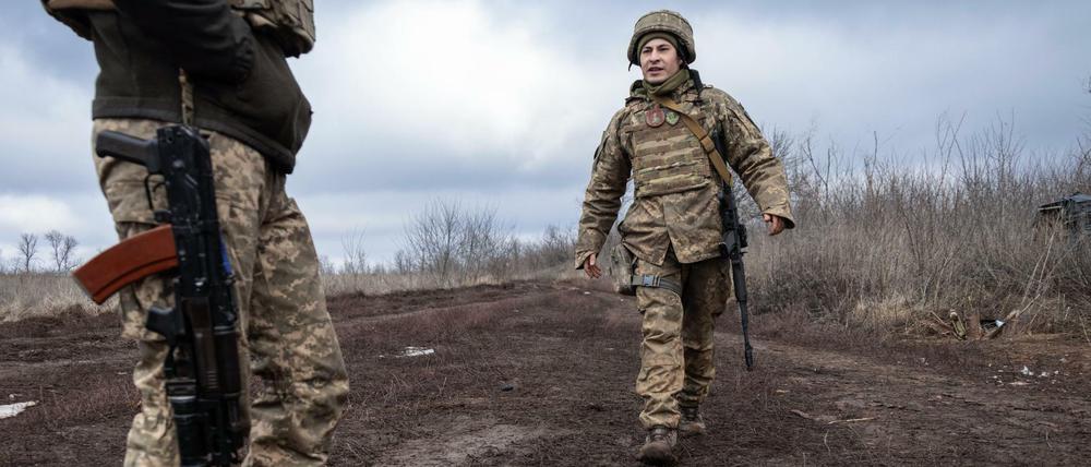 Ukrainische Marinesoldaten sprechen an der Trennlinie zu den prorussischen Rebellen in der Region Donezk miteinander.