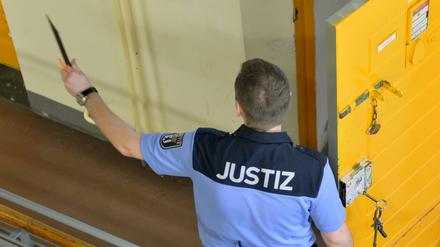 "Du kommst aus dem Gefängnis frei": Die Intitative "Freiheitsfonds" sammelt Spenden, um Menschen freizukaufen, die wegen Fahrens ohne Fahrschein einsitzen. 