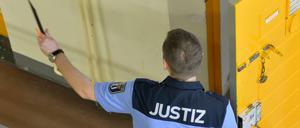 "Du kommst aus dem Gefängnis frei": Die Intitative "Freiheitsfonds" sammelt Spenden, um Menschen freizukaufen, die wegen Fahrens ohne Fahrschein einsitzen. 