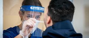 Eine Arzthelferin nimmt in einer Arztpraxis einen Abstrich für einen PCR-Corona-Test (Symbolbild).