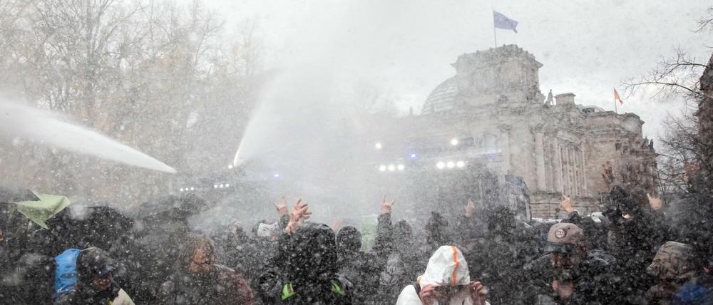 Seltenes Bild. Die Demonstration am 18. November 2020 ist für den Einsatz von Wasserwerfern in Erinnerung geblieben.