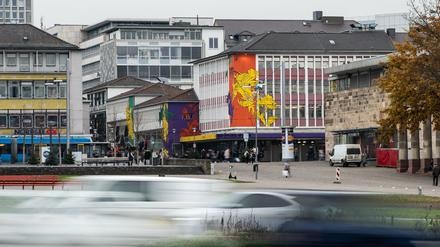 Ruangrupa haben in Kassels Innenstadt das bunte „Ruru-Haus“ eröffnet, das schon vor Ausstellungsbeginn im Sommer 2022 als Treffpunkt dient. 