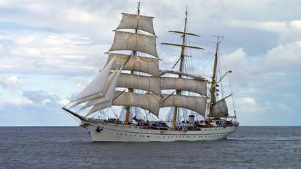 Die Gorch Fock vor dem Marinestützpunkt in Kiel. 