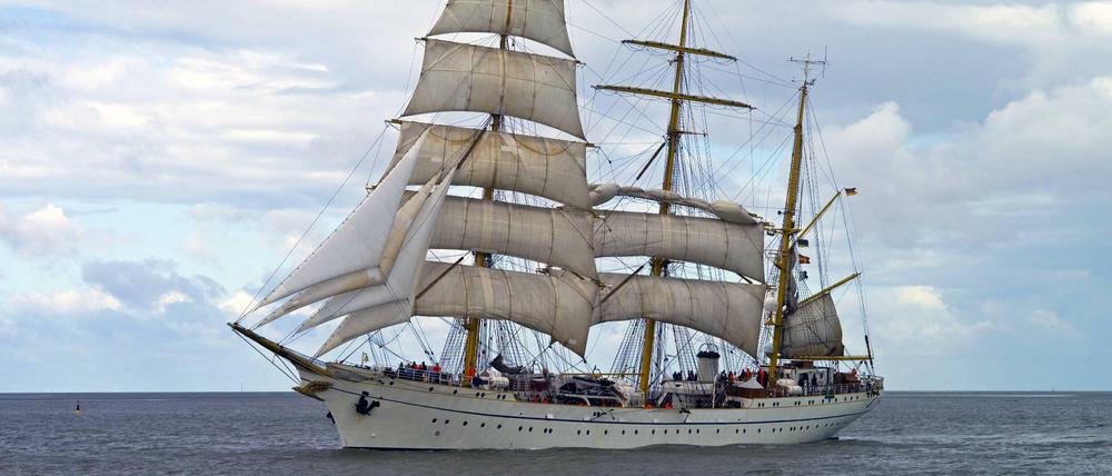Die Gorch Fock vor dem Marinestützpunkt in Kiel.