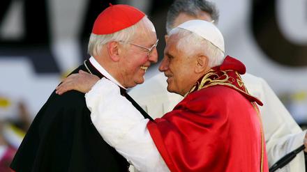 Papst Benedikt XVI. umarmt bei einer Veranstaltung im Jahr 2006 den Erzbischof Friedrich Wetter. 