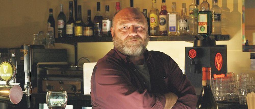 Wirt Heikki (Pertti Sveholm) ist während der Pandemie sein bester Gast, aber auch nicht sein einziger.