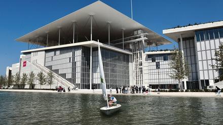 Neben dem Opernhaus gibt es eine Bibliothek, ringsherum erstreckt sich eine weitläufige Parklandschaft.