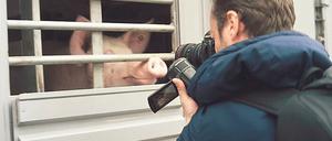 „Schuld sind nicht die Bauern. Schuld ist das System.“ Die Doku zeigt: Ferkel torkeln durch Berge ihrer verwesenden Geschwister, Schlachter treten auf ihre Eltern ein. 