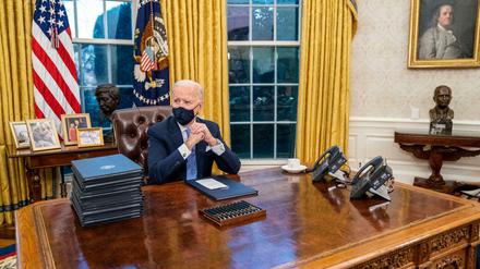 Der erste Tag im Amt: US-Präsident Joe Biden vor einem Jahr im Oval Office.