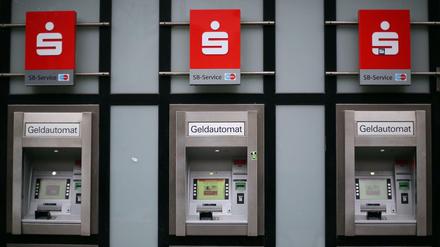 Wenn's ums Geld geht: Die Berliner Sparkasse schränkt das Grundsatzurteil des BGH vom vergangenen April ein und meint, das betreffe nur Gebühren der vergangenen drei Jahre. 