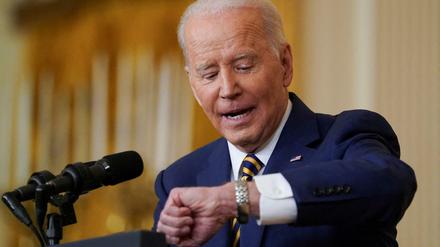 US-Präsident Joe Biden checkt die Zeit bei seiner Pressekonferenz am Mittwoch.