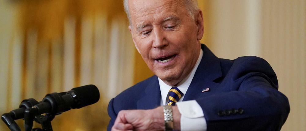 US-Präsident Joe Biden checkt die Zeit bei seiner Pressekonferenz am Mittwoch.