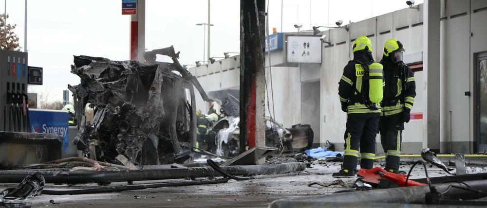 An der Raststätte Langen-Bergheim an der Autobahn 45 in Hessen ist ein Brand an einer Tankstelle ausgebrochen. 