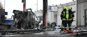 An der Raststätte Langen-Bergheim an der Autobahn 45 in Hessen ist ein Brand an einer Tankstelle ausgebrochen. 
