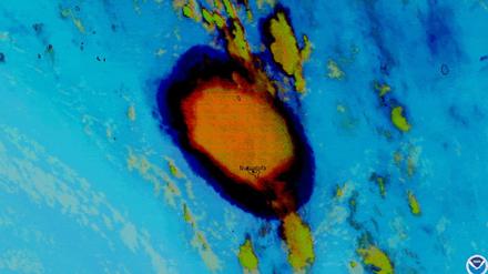 Falschfarbenaufnahme der Rauch- und Aschewolke, die der Unterwasservulkan am 14. Januar über die Insel Tonga verbreitet hat.