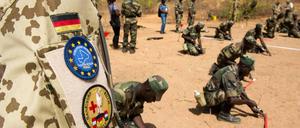 Bundeswehrsoldaten bilden Pioniere der malischen Armee aus.