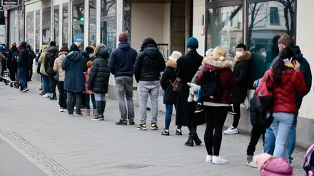 Alltag in Deutschland: lange Schlange vor einem PCR-Testzentrum, hier in Berlin.