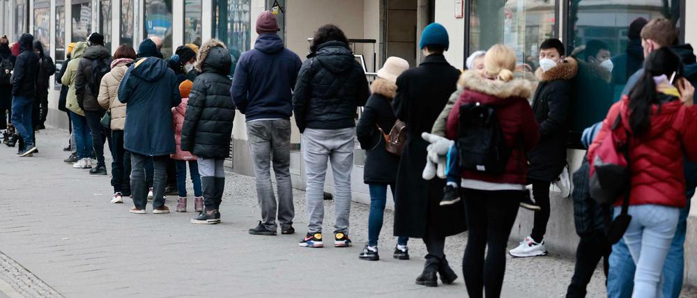 Alltag in Deutschland: lange Schlange vor einem PCR-Testzentrum, hier in Berlin.