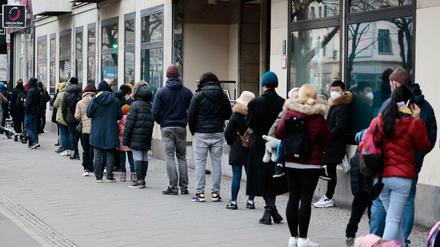 Lange Warteschlange vor einem Testzentrum in Berlin. 