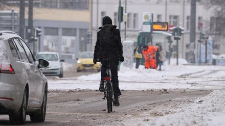 Ein Fahrradfahrer fährt in Potsdam auf der Straße. Die Radwege sind bei Schnee und Eis kaum nutzbar - auch in Berlin ist das so.