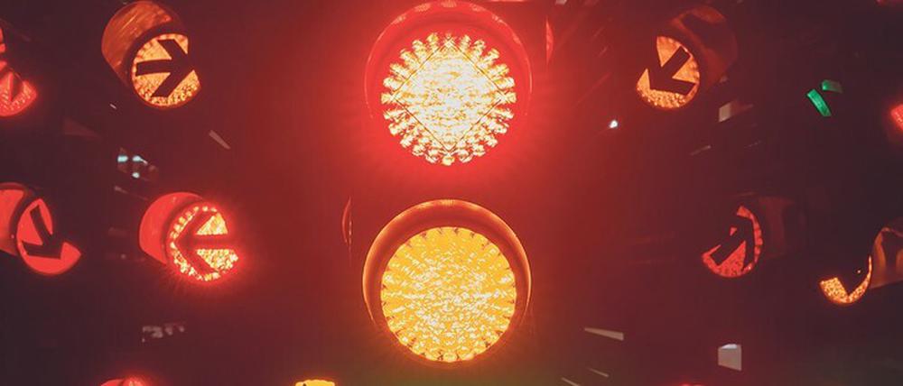 Ausnahmeerscheinung Grün. Zwei Wochen ihres Lebens stehen deutsche Autofahrer im Schnitt an der roten Ampel.