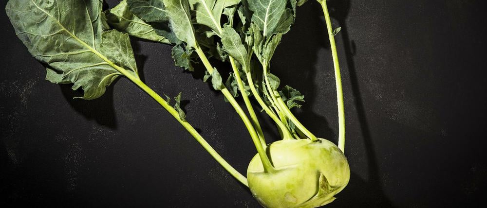 Das Grün lässt das Gemüse schneller welken. Es lässt sich aber zu Salat verarbeiten.