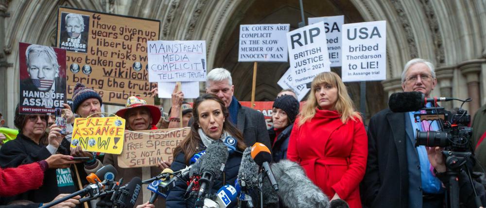 Stella Moris (M), Lebensgefährtin von Julian Assange, vor dem Royal Courts of Justice