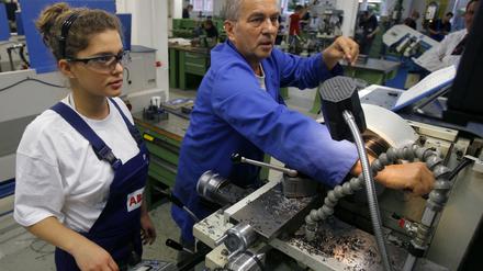 Am besten selbst ausbilden. Der Mangel an qualifizierten Beschäftigten ist stark. Viele Betriebe begegnen ihm, indem sie selbst wieder mehr ausbilden. Unser Gastautor fordert eine Strategie von der Wirtschaft. Das Wehklagen der Kammern und Verbände über fehlende Bewerberinnen und Bewerber sei schwer zu ertragen, meint er.