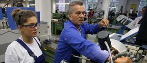 Am besten selbst ausbilden. Der Mangel an qualifizierten Beschäftigten ist stark. Viele Betriebe begegnen ihm, indem sie selbst wieder mehr ausbilden. Unser Gastautor fordert eine Strategie von der Wirtschaft. Das Wehklagen der Kammern und Verbände über fehlende Bewerberinnen und Bewerber sei schwer zu ertragen, meint er.