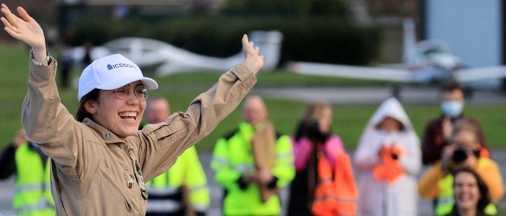 Die belgische Pilotin Zara Rutherford freut sich nach ihrer Landung über den Rekord. 