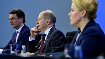 Montag treffen sie sich wieder zu Corona-Beratungen: NRW-Ministerpräsident Hendrik Wüst, Kanzler Olaf Scholz und Berlins Regierende Bürgermeisterin Franziska Giffey. 