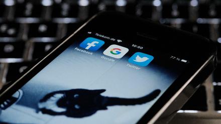 Große Internetfirmen wie Facebook und Google sollen künftig mehr Transparenz zeigen. 